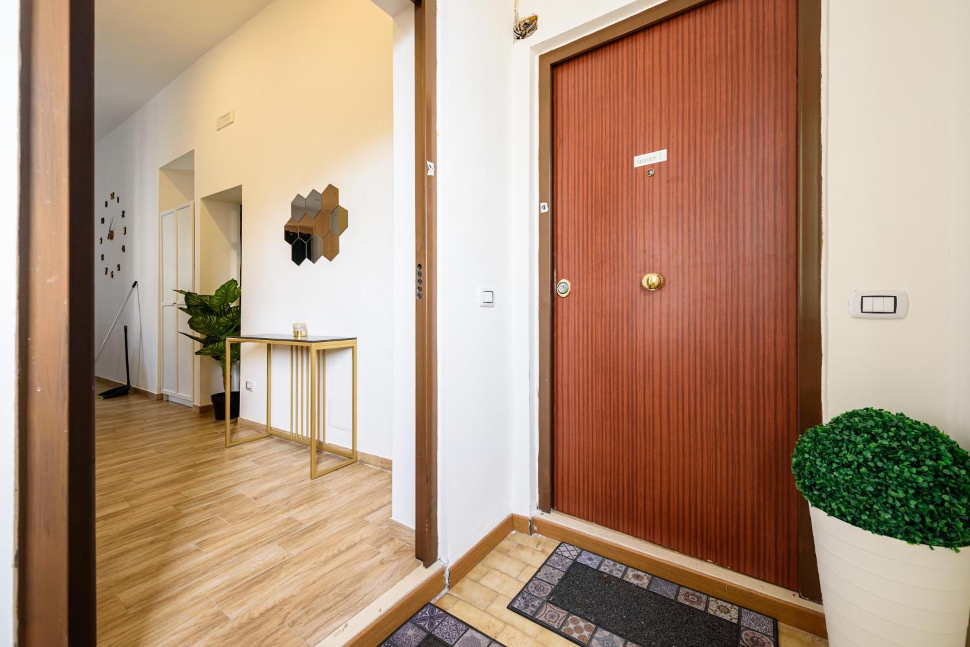 Luxury Apartment In Central City Naples Exterior photo