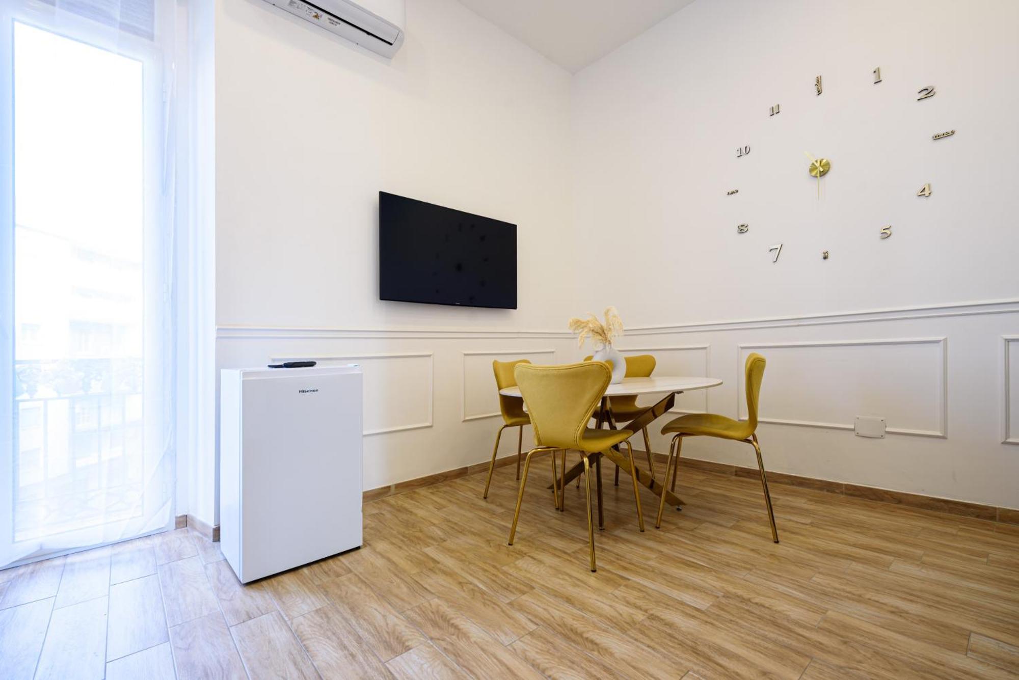 Luxury Apartment In Central City Naples Exterior photo