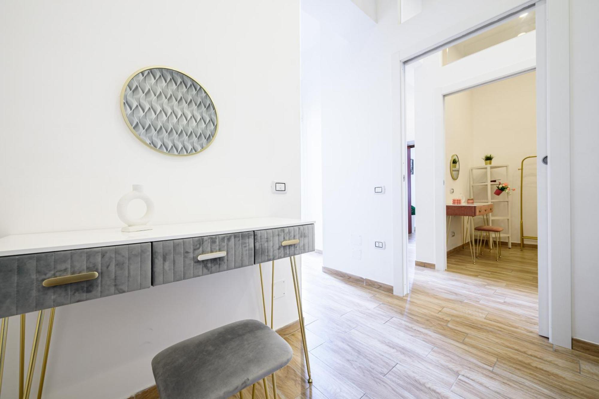 Luxury Apartment In Central City Naples Exterior photo