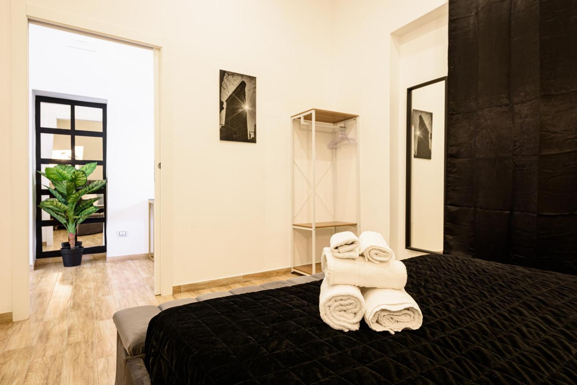 Luxury Apartment In Central City Naples Exterior photo