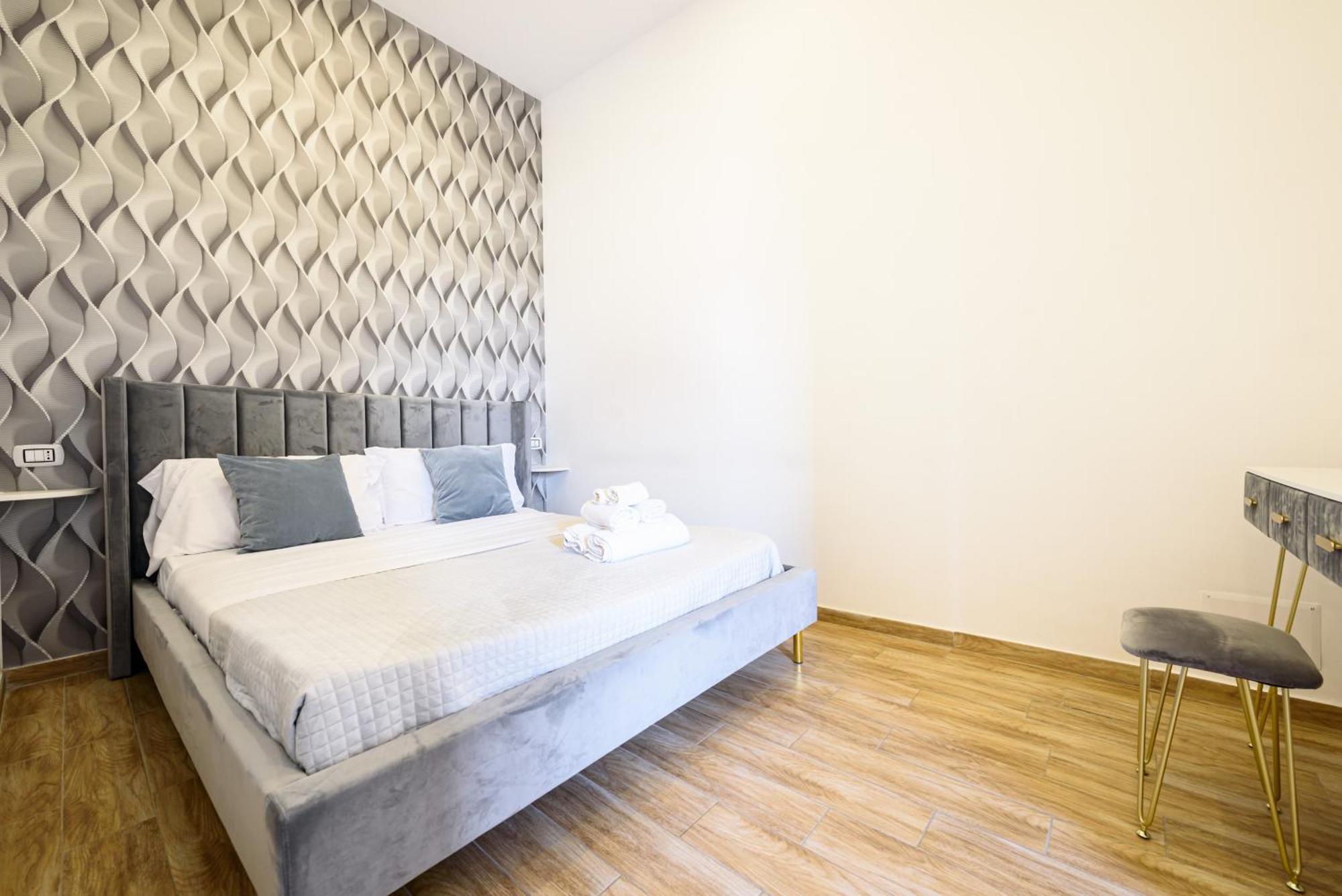 Luxury Apartment In Central City Naples Exterior photo